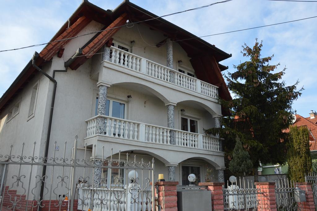לינה וארוחת בוקר Hévíz Kristaly Apartman מראה חיצוני תמונה