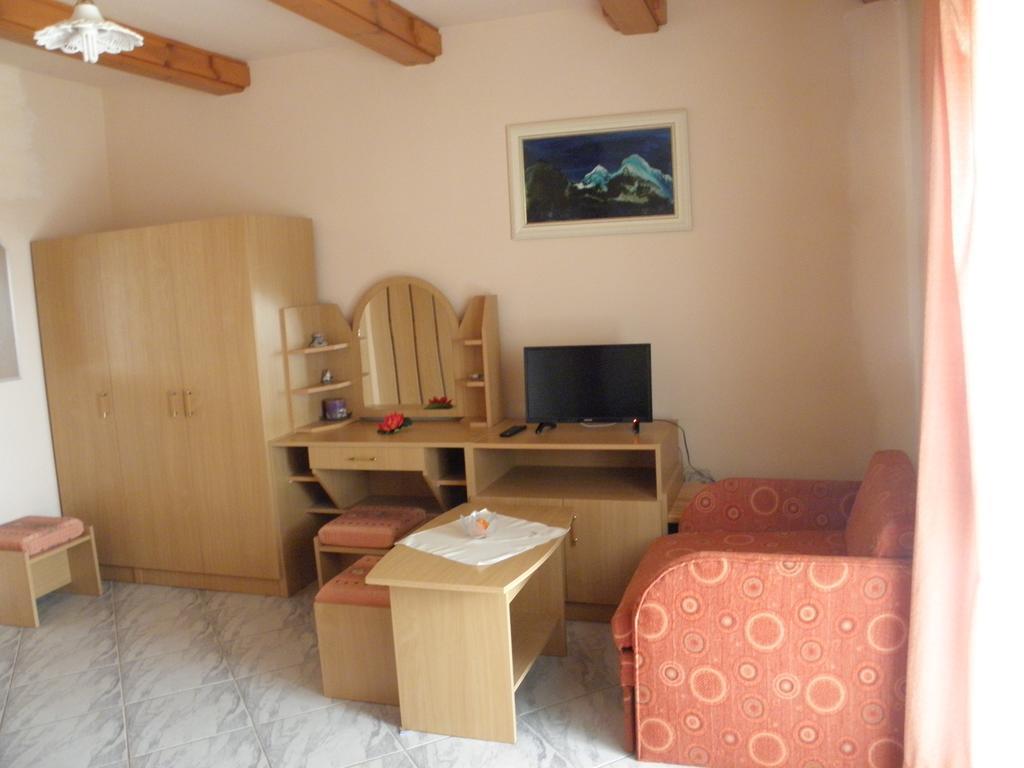 לינה וארוחת בוקר Hévíz Kristaly Apartman מראה חיצוני תמונה